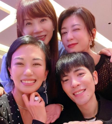 盤點(diǎn)那些與經(jīng)紀(jì)人在一起的明星 蕭敬騰求婚現(xiàn)場(chǎng)非常浪漫