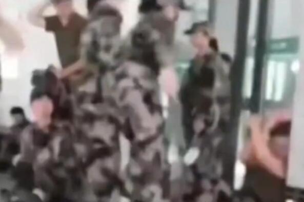 女生用小噴霧器燙傷男生 高校回應(yīng) 到底是什么情況?