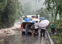 被巨石砸中的“渝A97G82” 慘不忍睹真相簡直太可怕了