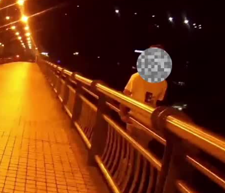 輕生男子遞煙被民警飛身拽回 民警假借“要支煙壓驚”救下男子