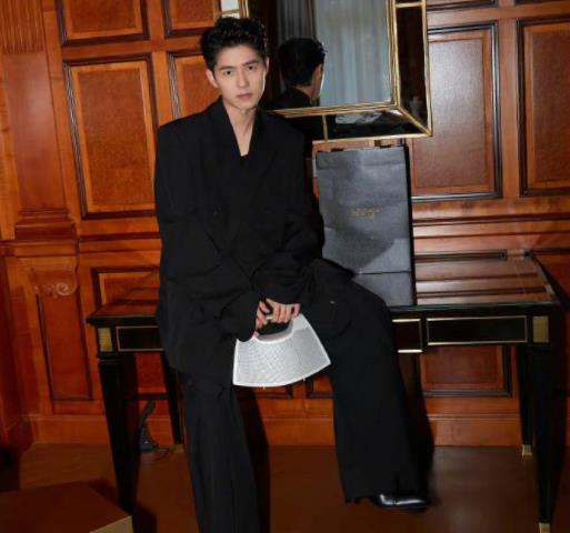 劉昊然原來穿的是高跟鞋 給人一種不同尋常的感覺