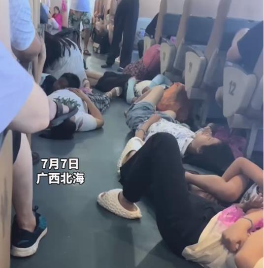 游客乘船遇西南浪 船艙暈倒一大片 背后真相簡直驚呆了眾人