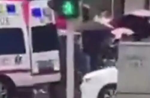 男孩觸碰紅綠燈信號桿觸電倒地 原因竟是這樣實在是太意外了