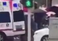 男孩觸碰紅綠燈信號桿觸電倒地 照片曝光實(shí)在是太嚇人了