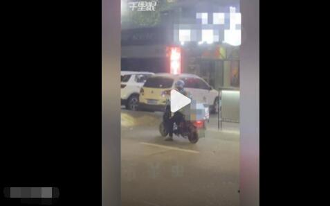 騎手捂住寶寶耳朵進(jìn)KTV送餐 原因竟是這樣實(shí)在是太感人了