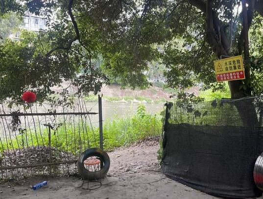 成都兩男子救溺水女子后失聯(lián) 事發(fā)河道內(nèi)有3-4個近4米深的坑