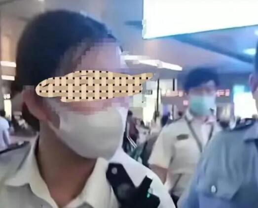 武昌火車站禁止農(nóng)民工帶瓦刀進(jìn)站 引發(fā)了有關(guān)瓦刀是否是違禁品的討論