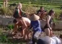 游客穿比基尼幫巴厘島農(nóng)民種莊稼 是幫忙還是在作秀惹人爭議