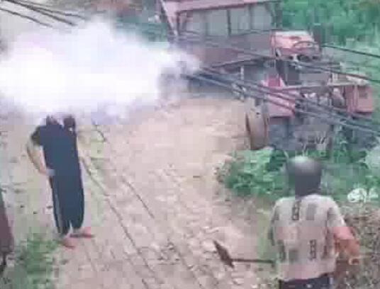 老人揮鐵鍬砸人后往對(duì)方身上鏟土 真相揭露真的令人大吃一驚