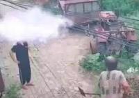 老人揮鐵鍬砸人后往對方身上鏟土 照片曝光實在是太嚇人了