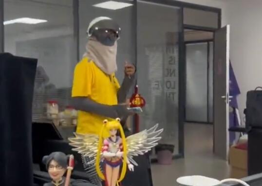 女子讓外賣員摘面罩不摘就差評 真相曝光簡直太驚人了