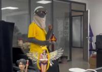 女子讓外賣員摘面罩不摘就差評 原因太出乎意料了