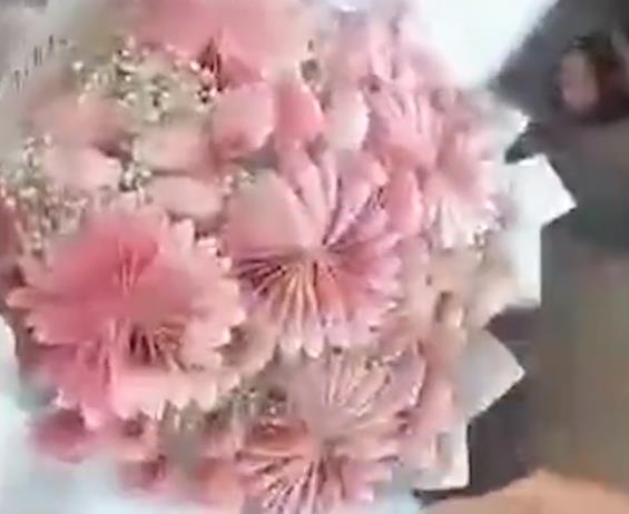 舉報拍黃瓜父子買人民幣花束后投訴 具體事件經(jīng)過是什么?