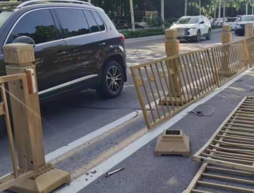 男子撞壞3節(jié)護欄遭索賠1.5萬 真相到底是什么?