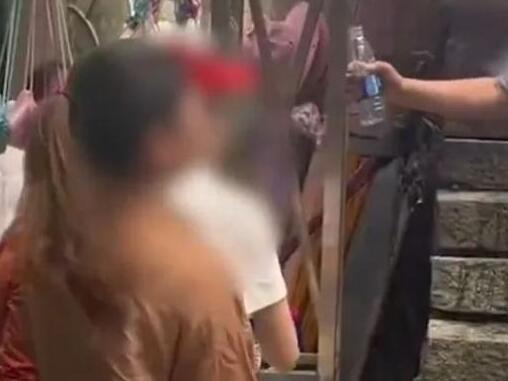 老人坐景區(qū)臺(tái)階上休息被潑水驅(qū)趕 真相揭露真的令人大吃一驚