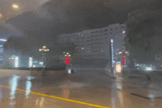 臺(tái)風(fēng)泰利來(lái)襲 網(wǎng)友:感覺(jué)樓在晃 已出現(xiàn)12級(jí)以上最大陣風(fēng)