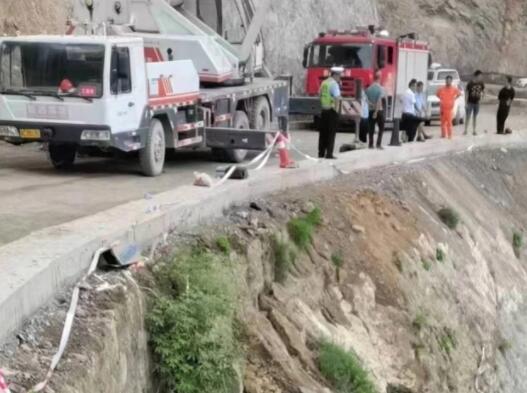 車輛墜江致5死 家屬質(zhì)疑路段無護(hù)欄 真相到底是什么?