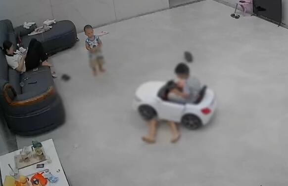 孩子躺游戲車前遭親戚家孩子碾壓 真相揭露真的令人大吃一驚