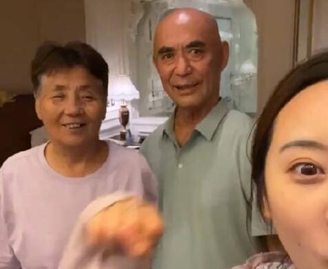 孫女帶爺爺奶奶旅游 出發(fā)前要先宣誓 結(jié)果真的令人淚目