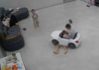 孩子躺游戲車前遭親戚家孩子碾壓 真相揭露真的令人大吃一驚
