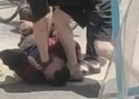 男子偷銅被抓遭員工跪壓鞭打 真相曝光簡(jiǎn)直太驚人了 