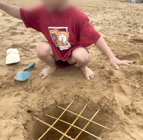 母親曬孩子在沙灘制竹簽陷阱引爭(zhēng)議 真相曝光簡(jiǎn)直太驚人了 