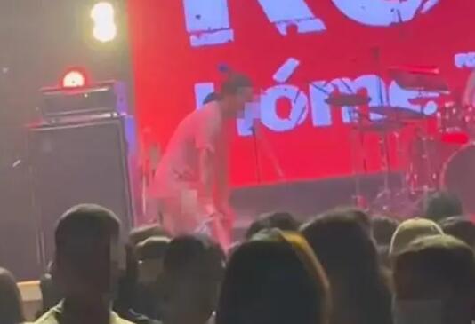 官方通報樂隊演出隊員當眾脫褲子 真相曝光簡直太驚人了