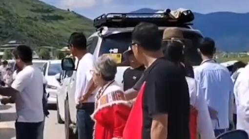 老太國(guó)道搭帳篷致堵車 路人理論被打 到底是什么情況?