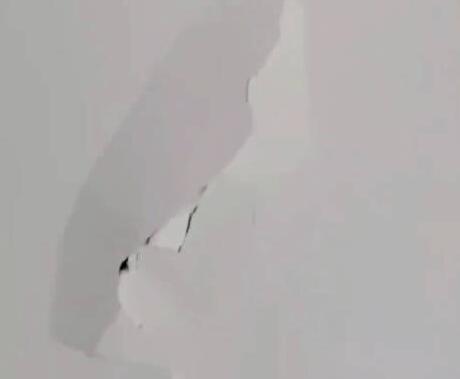 小區(qū)居民樓墻體現(xiàn)裂痕 住戶連夜疏散 到底是什么情況?