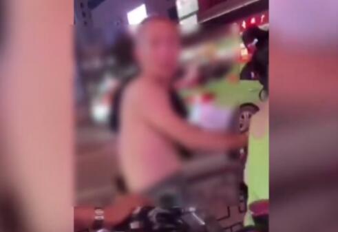 警方回應(yīng)男子當(dāng)街摸女生后背 原因太出乎意料了