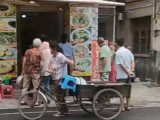 小吃店遭當(dāng)?shù)赝型抖局?0人中毒 真相曝光簡直太驚人了