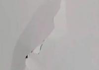 小區(qū)居民樓墻體現(xiàn)裂痕 住戶連夜疏散 真相曝光簡直太驚人了