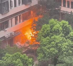 福州沿街一餐廳發(fā)生爆炸 到底是什么情況?