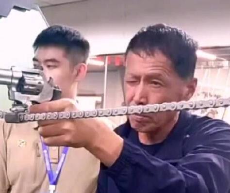 退役老人逛射擊館槍槍10環(huán) 照片曝光直接讓人大呼意外