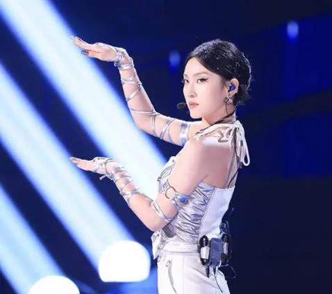 周恩洋演唱白蛇 個(gè)性獨(dú)特惹人關(guān)注