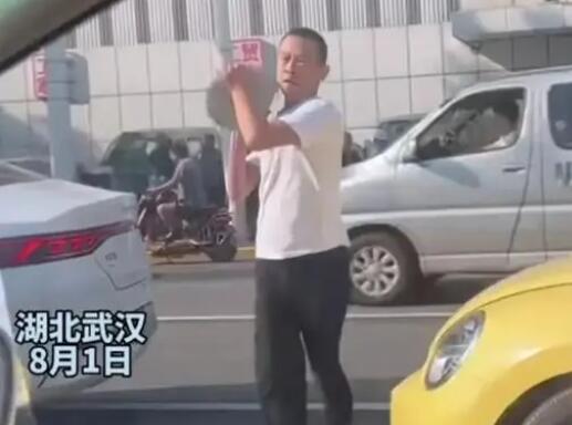 孕婦開車遭路怒男子強(qiáng)行別停砸車 到底是什么情況?