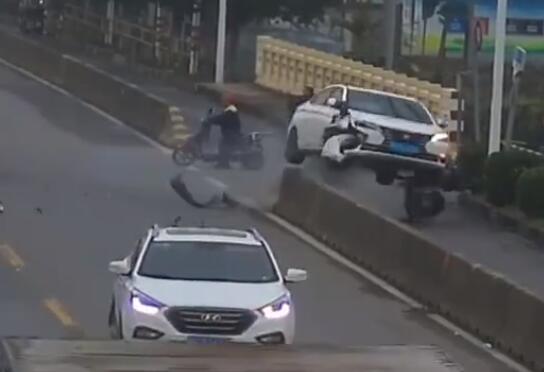 轎車從天而降電動(dòng)車主被撞身亡 照片曝光實(shí)在是太嚇人了 