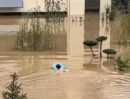 男子10次潛入洪水為救援隊(duì)開小區(qū)大門 到底是什么情況?