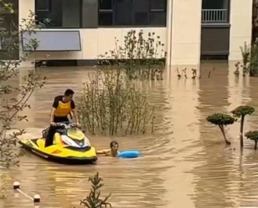 男子10次潛入洪水為救援隊開小區(qū)大門 到底是什么情況?