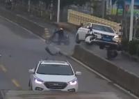 轎車從天而降電動(dòng)車主被撞身亡 照片曝光實(shí)在是太嚇人了 