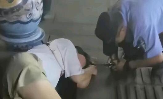 女孩疑因低價擺攤遭同行棍棒毆打 照片曝光實在是太嚇人了