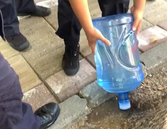 罕見(jiàn)病患者喝過(guò)的桶裝水被倒掉澆樹(shù) 為什么這么做原因是什么?