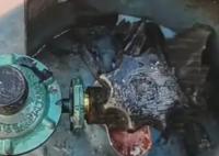 大爺用打火機(jī)檢查煤氣罐遇爆燃 真相到底是什么?