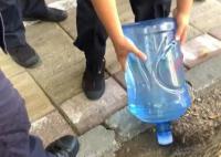 罕見病患者喝過的桶裝水被倒掉澆樹 真相曝光簡直太驚人了