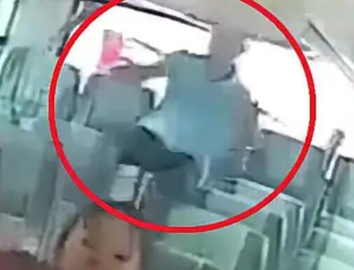 大爺坐大巴車被彈起6次 多處骨折 原因竟是這樣實(shí)在是太意外了