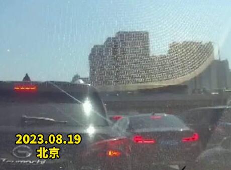 乘客等紅燈時情緒崩潰大聲尖叫 到底是什么情況?