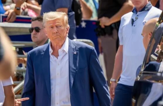 特朗普收押細(xì)節(jié):草莓色頭發(fā)藍(lán)眼睛 到底是什么情況? 