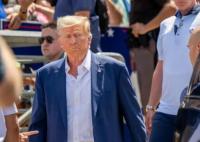 特朗普收押細節(jié):草莓色頭發(fā)藍眼睛 真相曝光簡直太驚人了