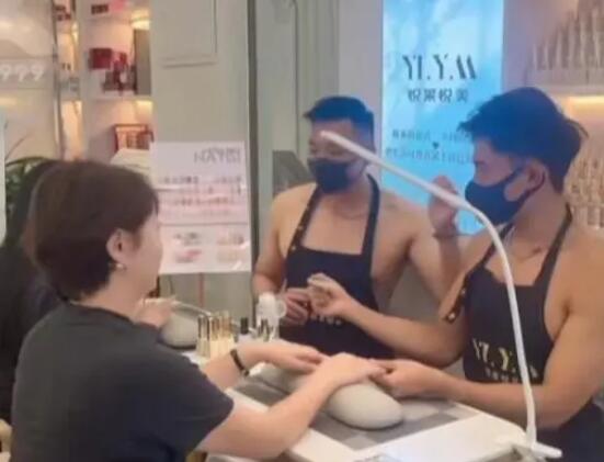 美甲店帥哥光膀子服務(wù)?老板回應(yīng) 真相曝光簡直太驚人了