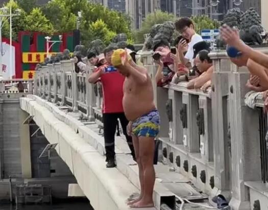 官方稱天津大爺跳水水域禁止游泳 到底是什么情況?